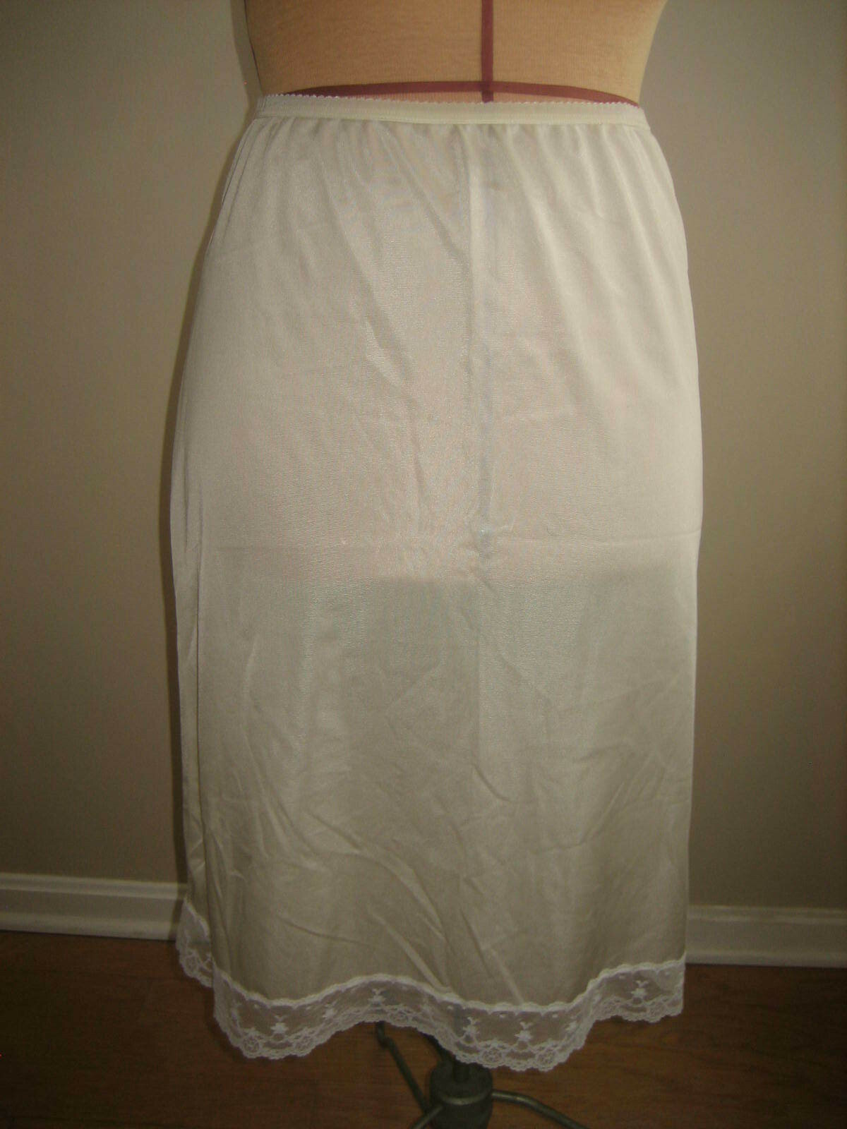 Vintage Cream Half Slip, White Lace Hem – Size SML – Tag Removed