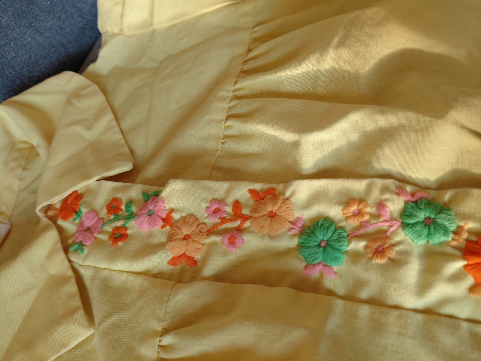 Vintage 1970s Yellow Cotton House Dress Bright Flower Embroidered Size Large