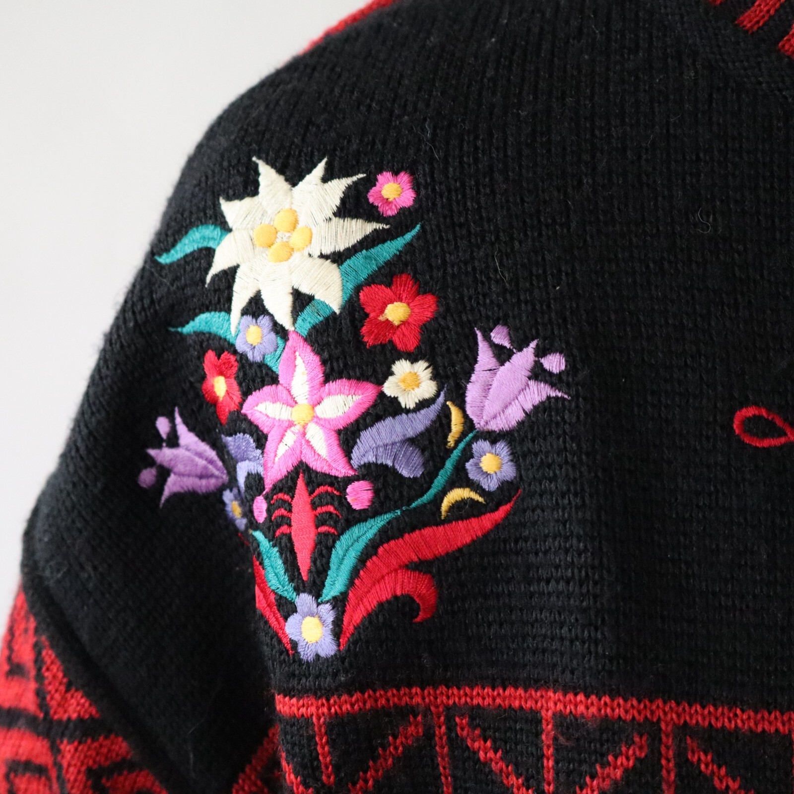 Vtg Obermeyer Women&rsquo;s Pullover Sweater Chloe Red, Black Emb Floral Sz Small