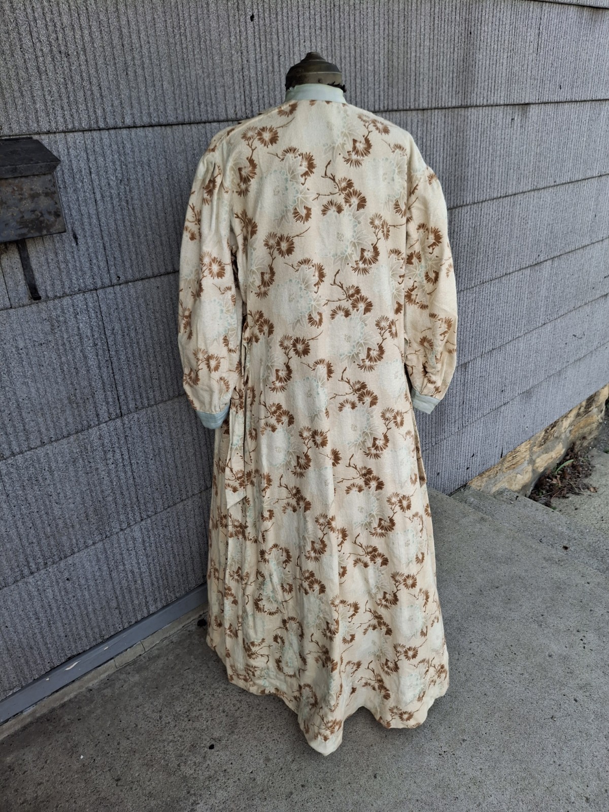 Vintage 1890s 1900s Victorian Edwardian flannel silk robe cream brown blue Asian