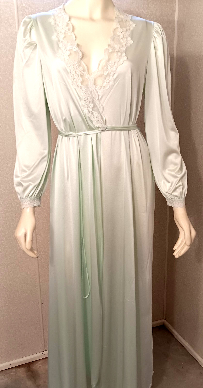 Vtg Miss Elaine Peignoir, Silky, Light Green Nylon Floor Length, ¾ Sleeve, Small