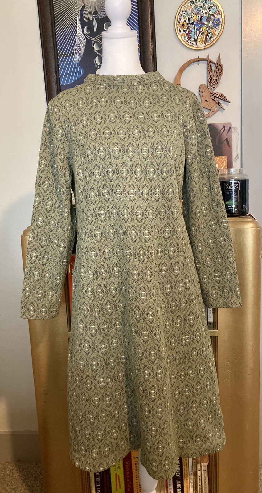 Vintage 1960s Women&rsquo;s long sleeved green textured mod shift back zip dress
