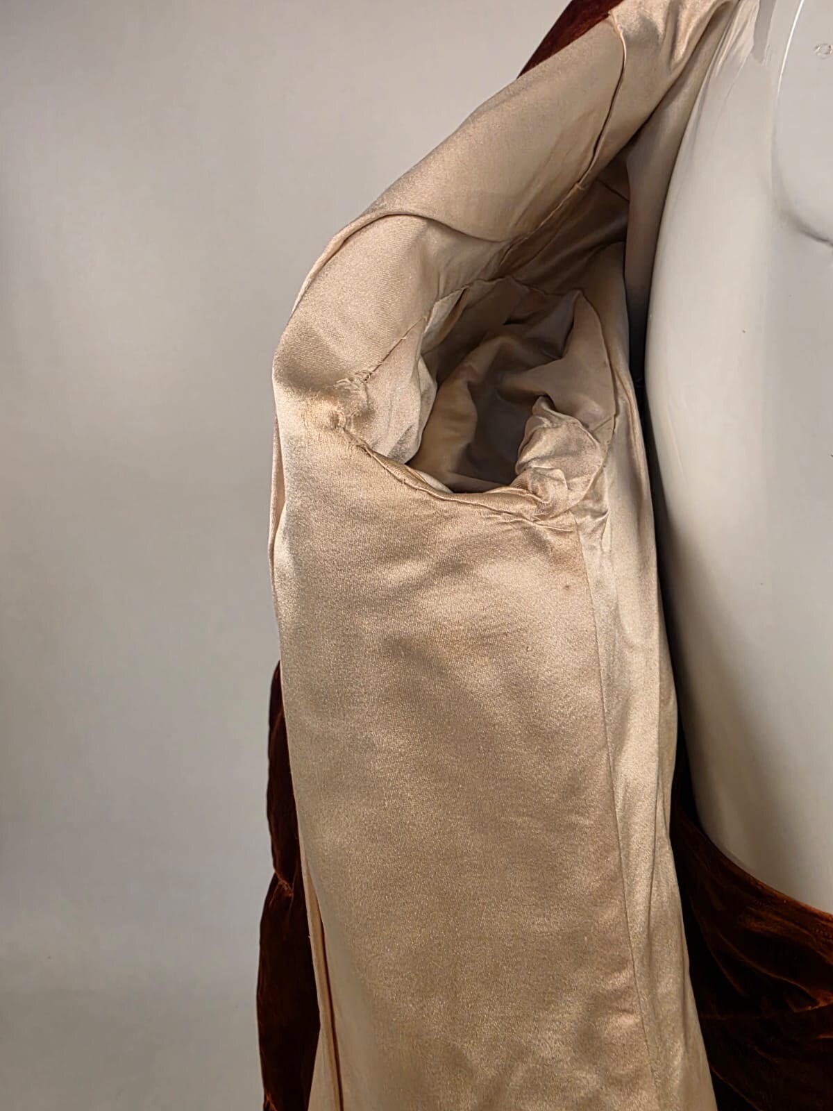 EXCEPTIONAL EDWARDIAN 2 PC HIGH SHINE GOLDEN BROWN SILK VELVET WALKING SUIT