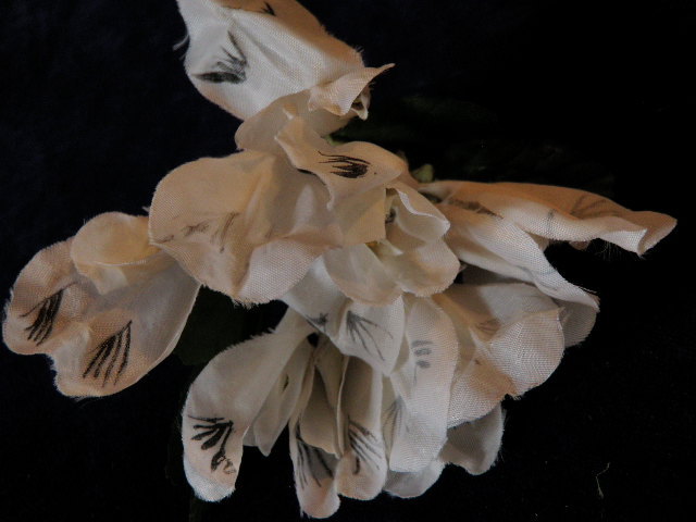 Millinery Flower soft White 1 3/4&Prime; Long throat Lot of12 Bridal Wedding Hair Y101