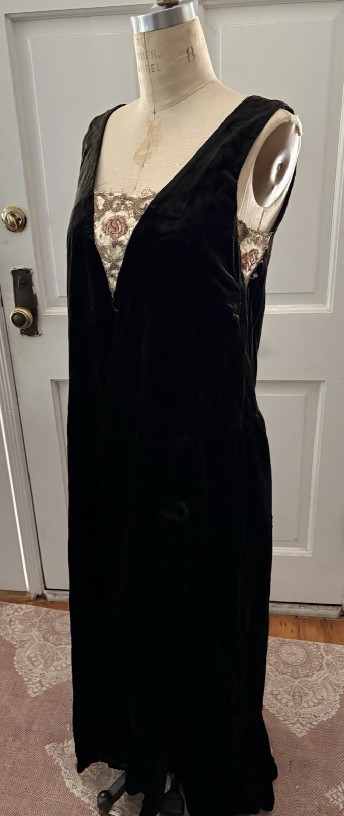 Vintage 1920&rsquo;s Flapper Art Deco Black Dress w Lace Metalic Lace Accents M/L