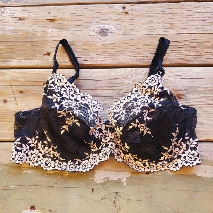 34D Wacoal 65191 Embrace Lace Cup Underwire Black Embroidered Bra