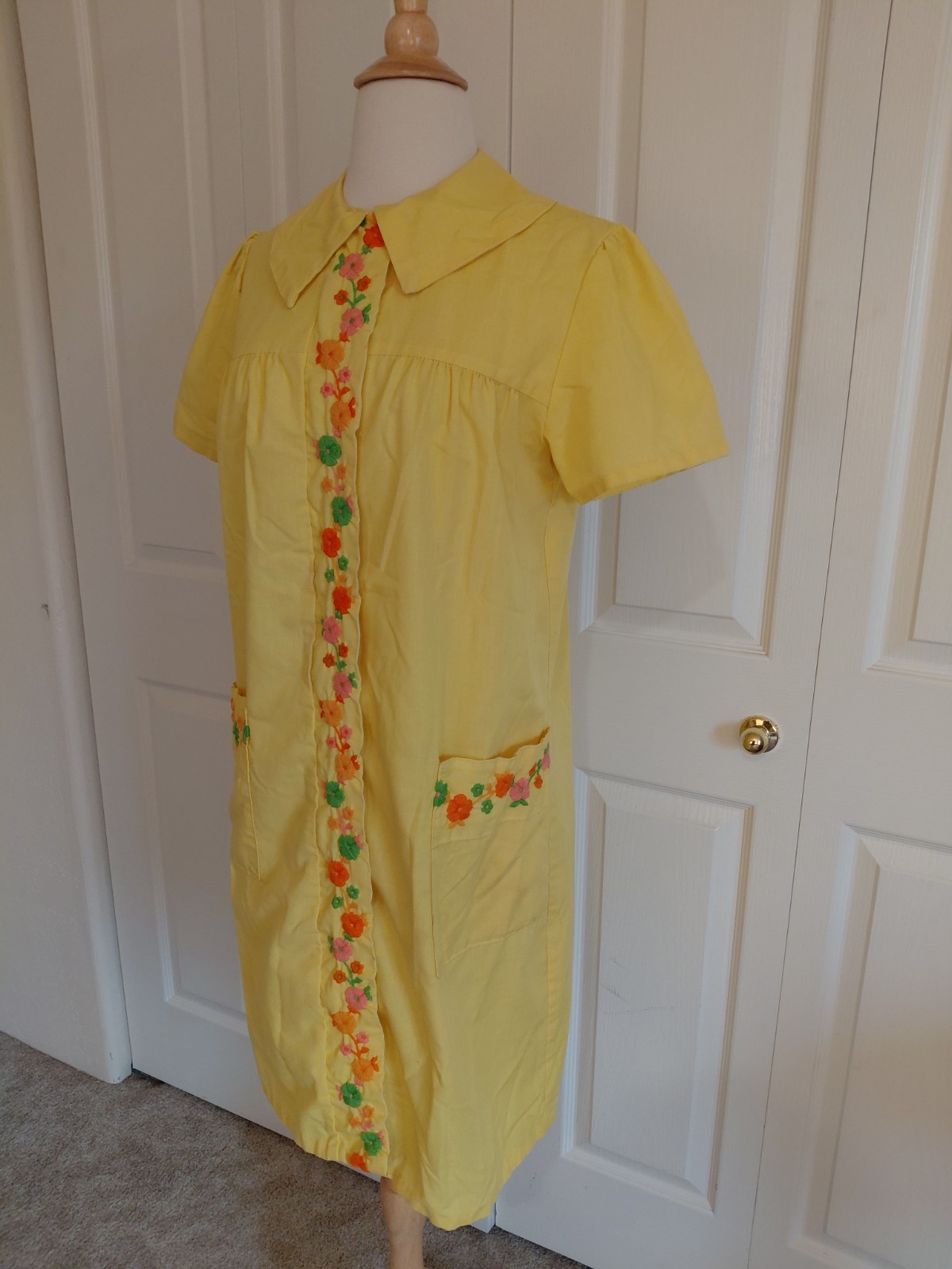Vintage 1970s Yellow Cotton House Dress Bright Flower Embroidered Size Large