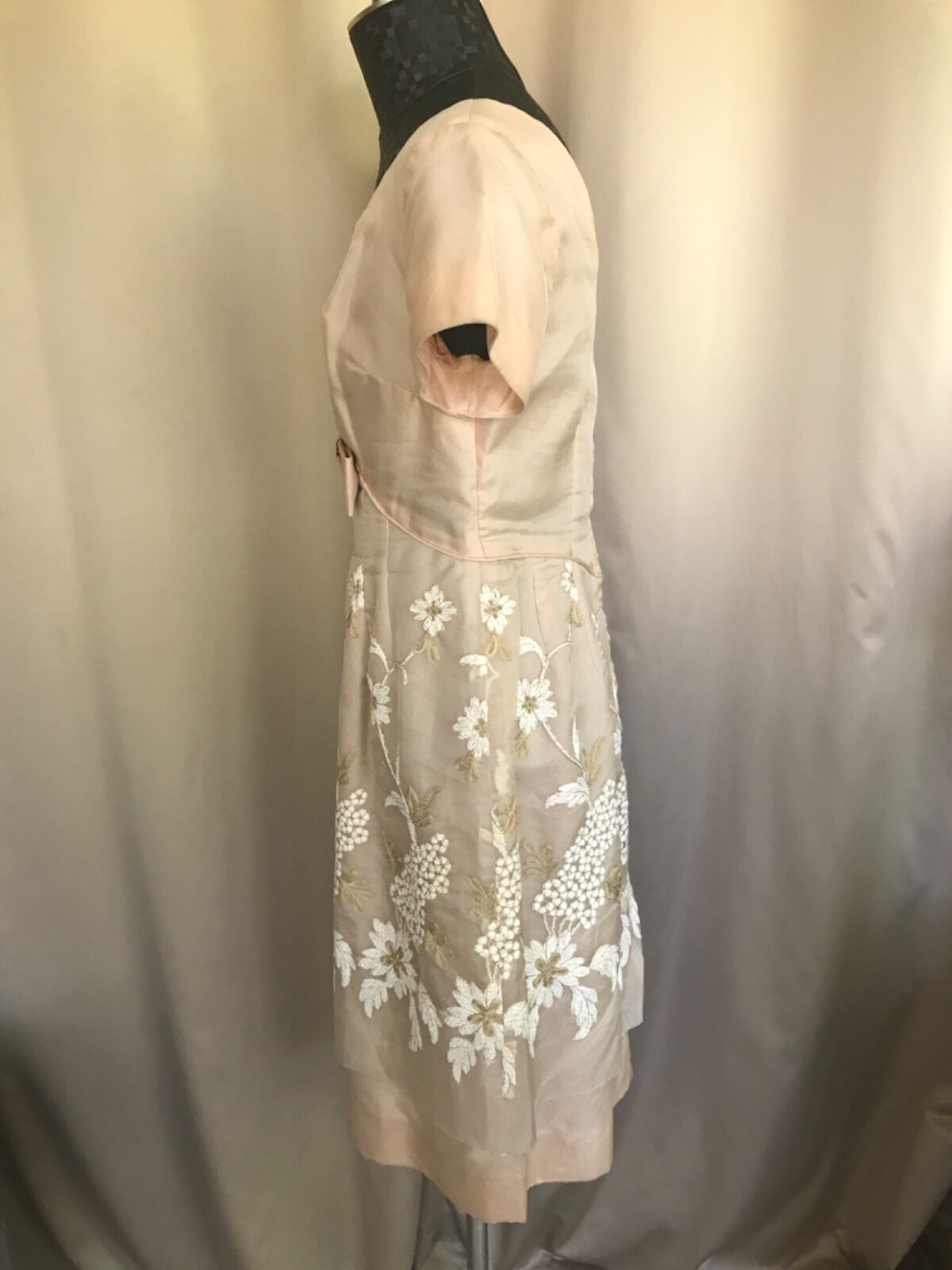 Vintage « Union » made with silk & taffeta flowerly embroidered ivory/peach dress