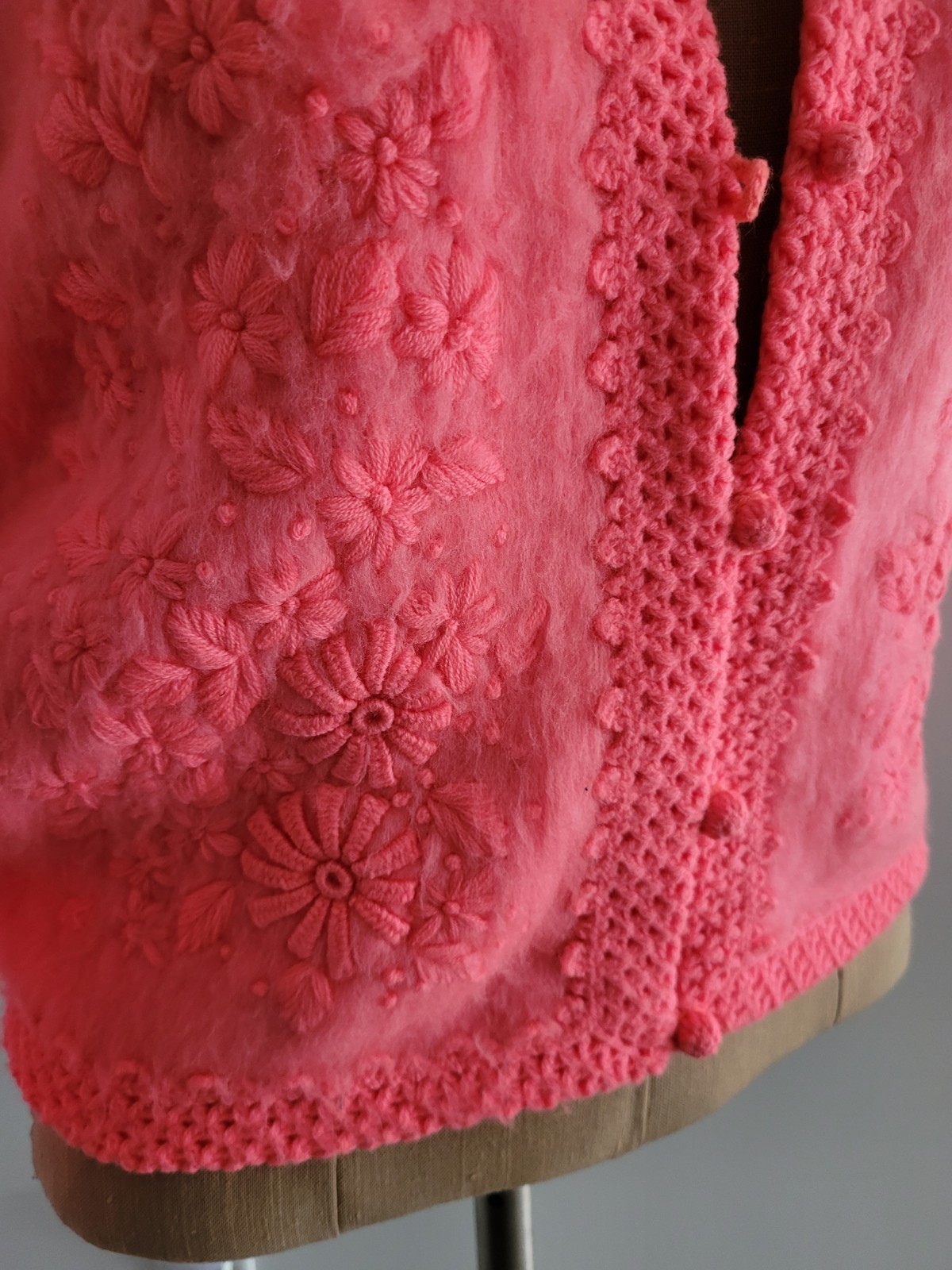 MOD Fluorescent Pink Full Fashioned Vintage 60s Embroidered Flower Cardigan M