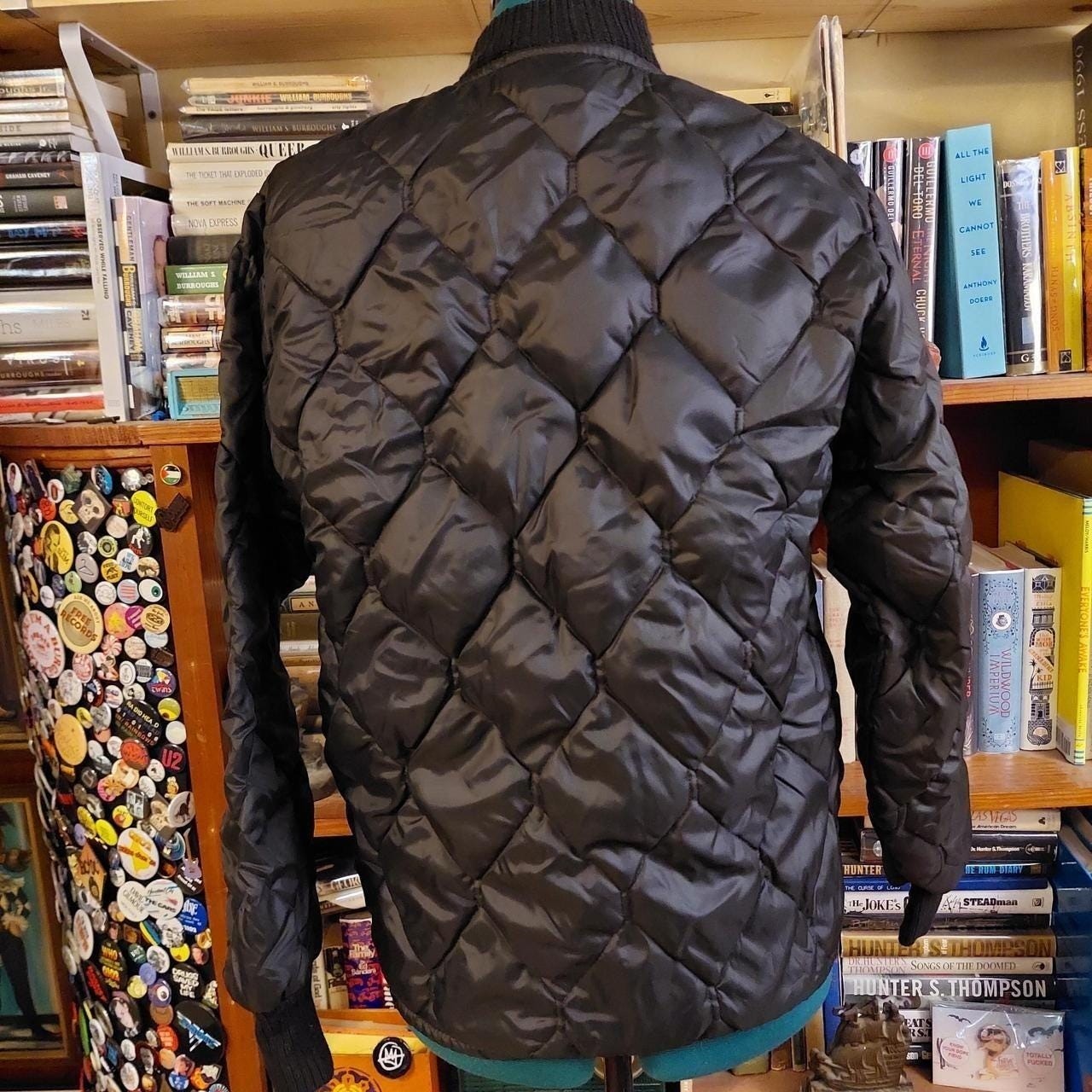 Vintage black puffer jacket with full metal zipper.