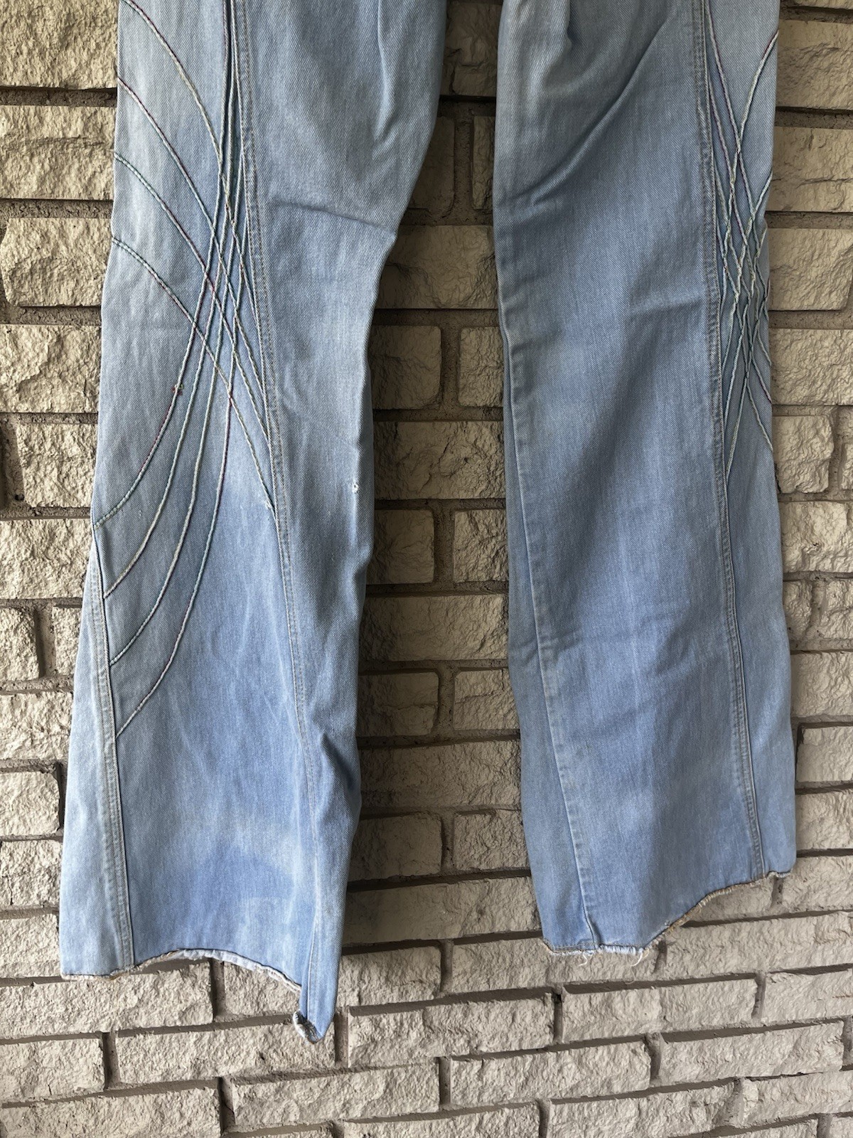 Vintage Brittania Lightwash Bell Bottom Rainbow Stitched 1970’s Jeans W: 28