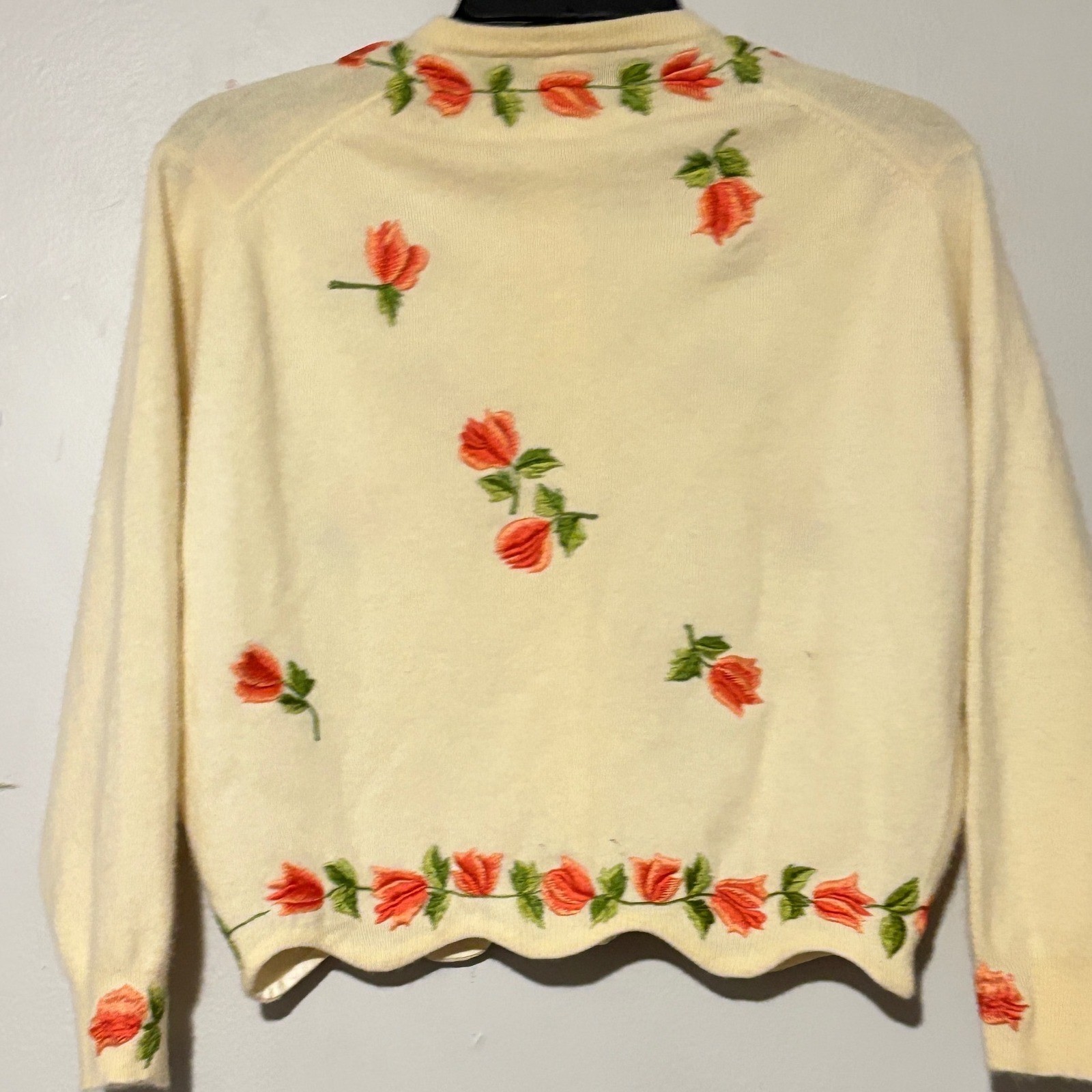 Vtg Elegance Craft Co Floral Embroidered Sweater in Kowloom Cream Scalloped Hem