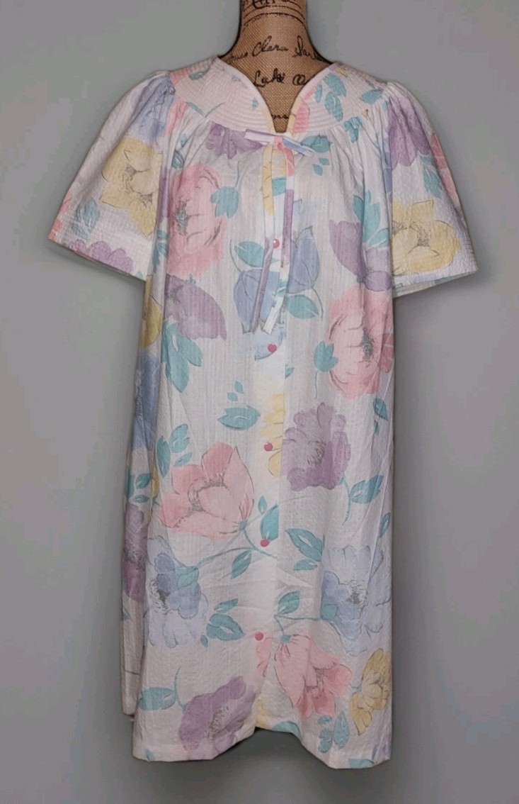 Vintage Dan-Ellen – Pretty White Floral Polycotton Snap Robe – Women&rsquo;s Size 42