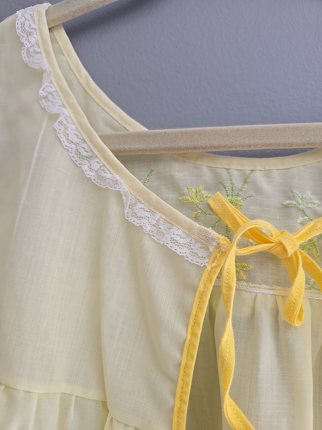 Vintage Dixie Belle Yellow Embroidered Floral Robe Nightgown Womans Size Medium