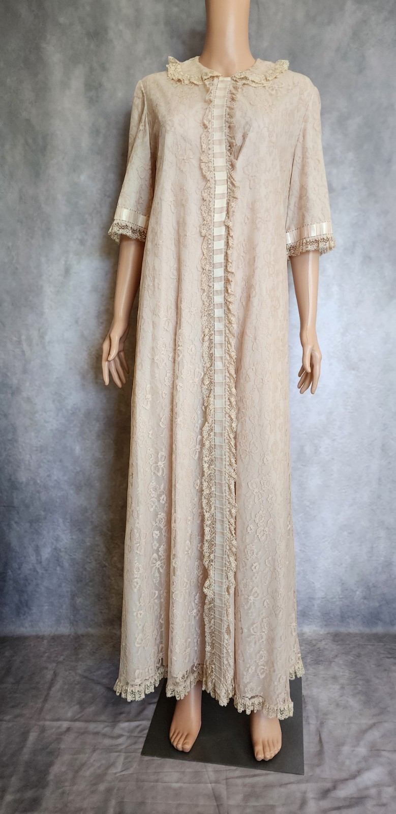 Vintage 1950s BY ODETTE BARSA for Lord & Taylor Dressing Gown Lace Fully Lined