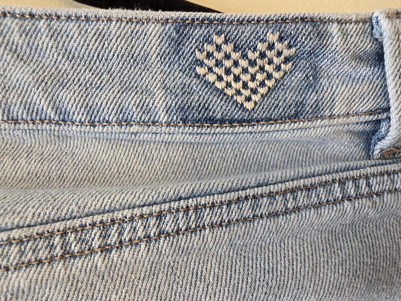 American Eagle Mom Jeans Size 8 Light Wash Distressed High Rise
