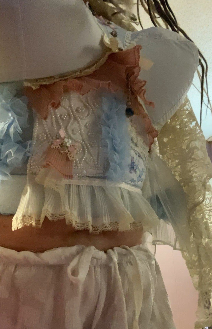 VTG BuLLeT BrA DoLLcORe AvAnT RhInEsToNeS PlEaTs LAcE ChAIn PearLS 46 48 E NWT