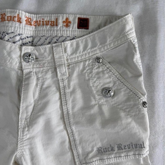 Rock Revival white embroidered graphic cargo capris y2k vintage grunge skater