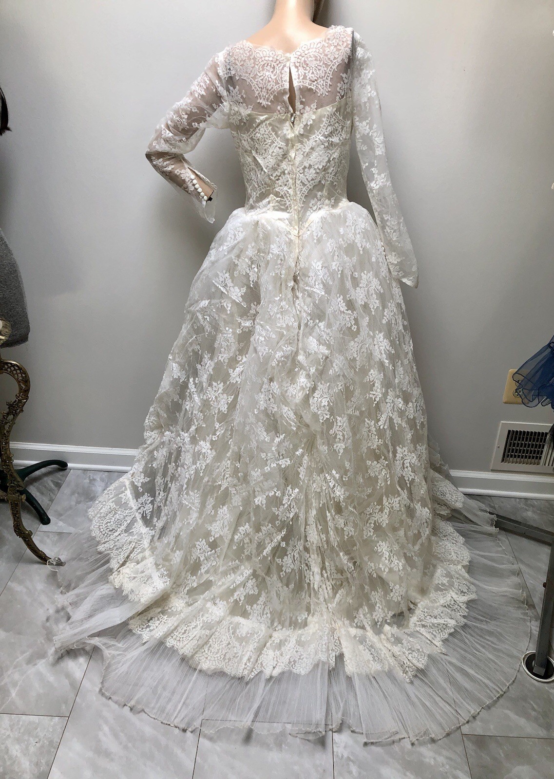 Vintage 1950s Princess Bride Wedding Gowns Ivory Illusion Chantilly Lace Dresses