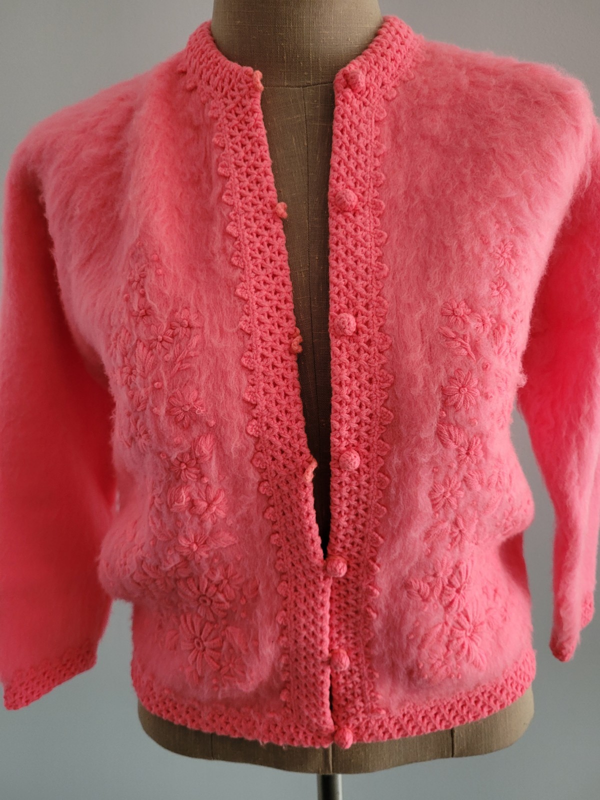 MOD Fluorescent Pink Full Fashioned Vintage 60s Embroidered Flower Cardigan M