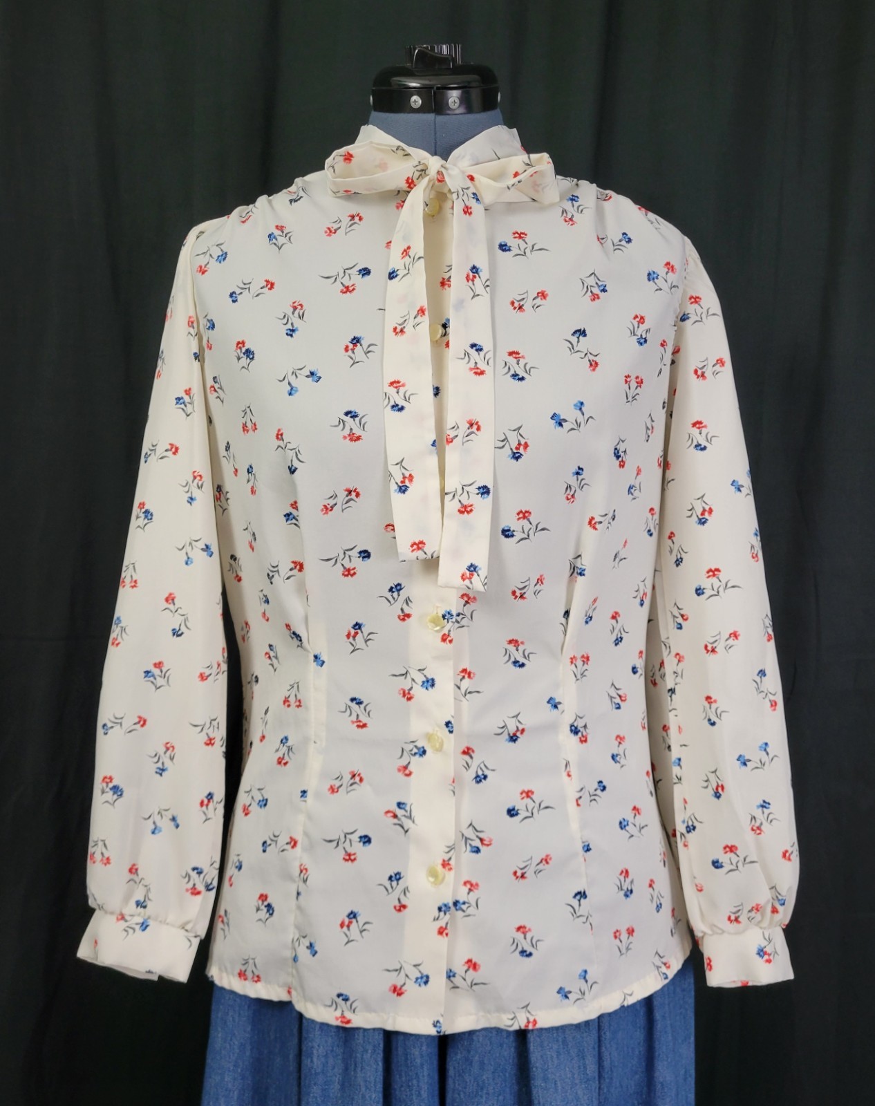 Vintage Lady Holiday Cream Button Down Blouse w Blue & Red Florals Size M/L?