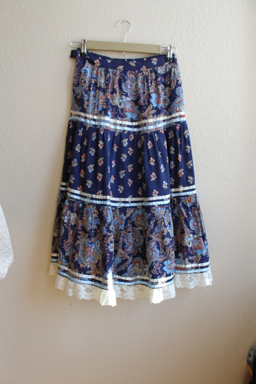 Vintage 70&rsquo;s Full Midi Prairie Peasant Skirt 26&Prime; waist Lace hem S