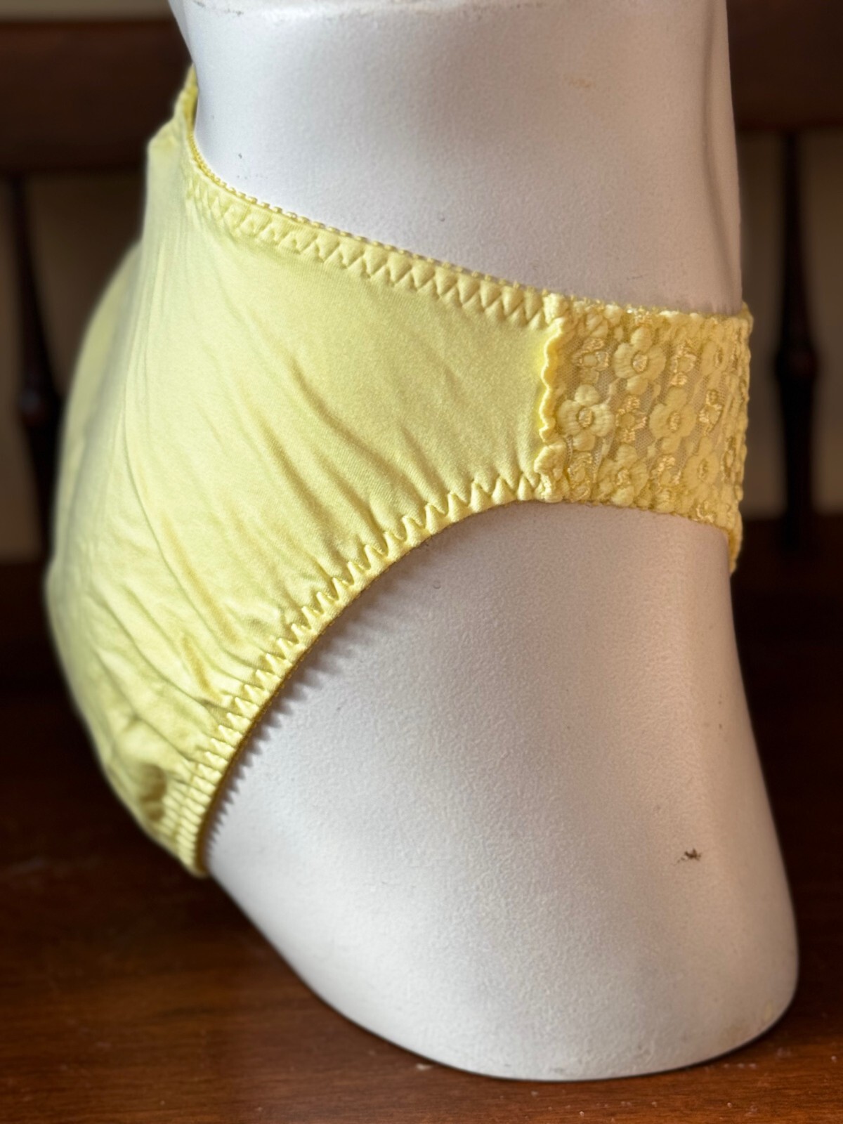 VINTAGE OLGA ~ YELLOW ~ SIMPLY PERFECT LACE HI-KINI PANTIES ~ SiZE MEDIUM
