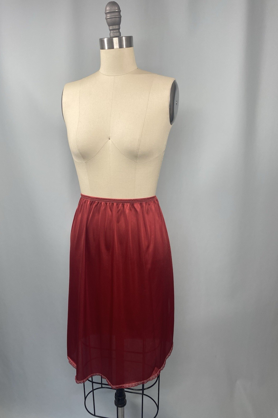 Vintage Half Slip SIZE SMALL long length 22&Prime; classic red nylon VASSARETTE