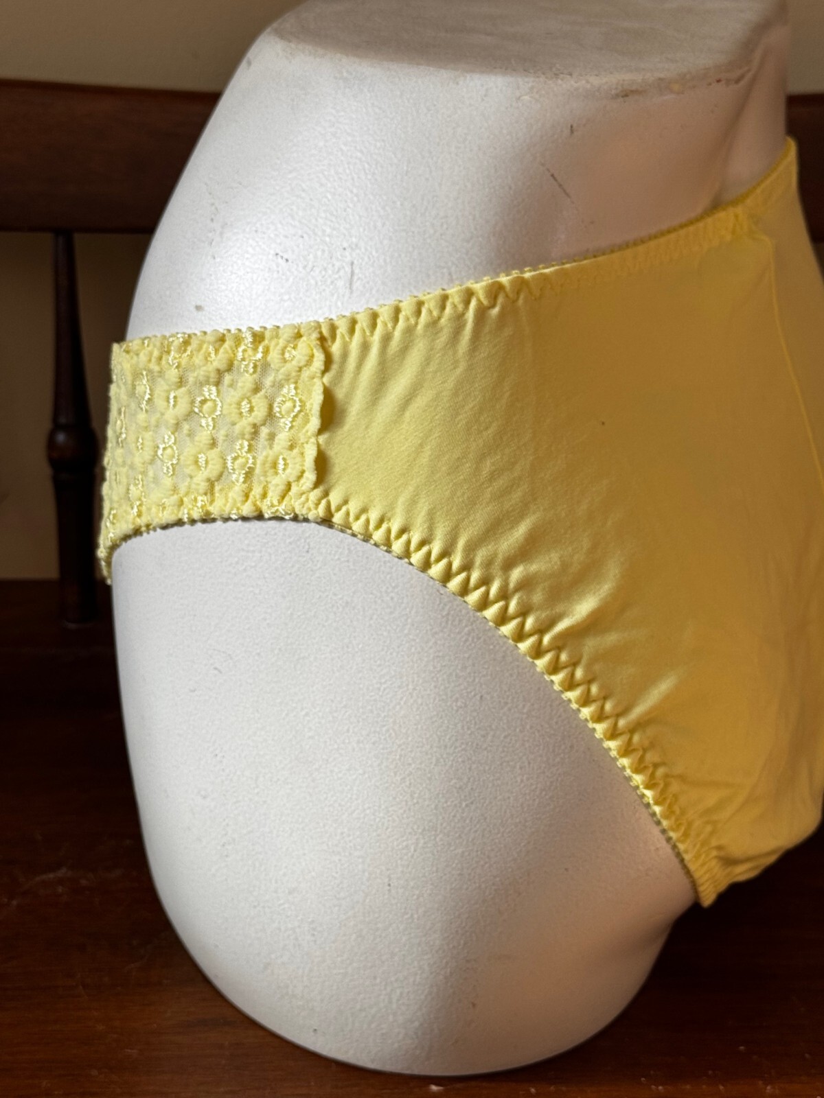 VINTAGE OLGA ~ YELLOW ~ SIMPLY PERFECT LACE HI-KINI PANTIES ~ SiZE MEDIUM