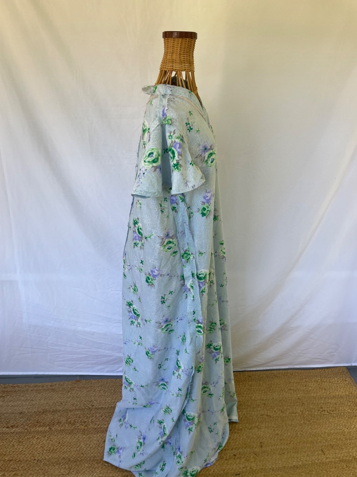 Lovely flowing vintage 70s floral maxi tea dress
