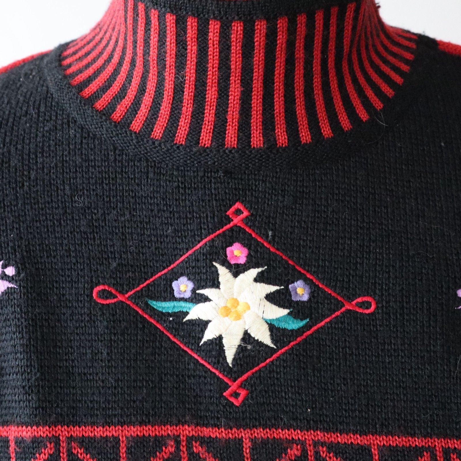 Vtg Obermeyer Women&rsquo;s Pullover Sweater Chloe Red, Black Emb Floral Sz Small