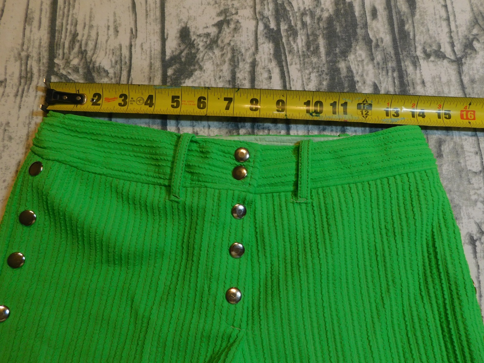 VTG GOGO SHORTS MOD BRIGHT GREEN SNAP FRONT TEXTURED POLY 60&rsquo;s 70&rsquo;s WOMENS 9 10