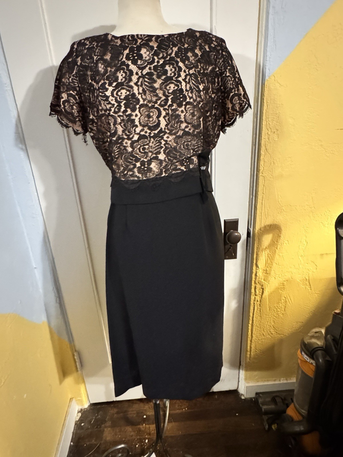 Vintage 1950s Lace Dress With Attached Belt Vintage 40 Inch Waist LARGE