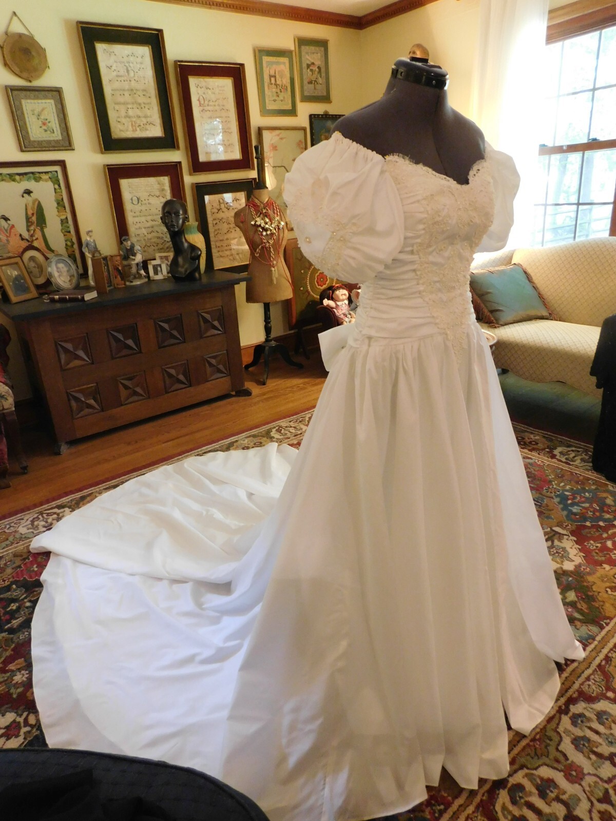 GORGEOUS OFF- SHOULDER LACE & SATIN VINTAGE SIZE 4-6 GO BY MEASUREMENTS