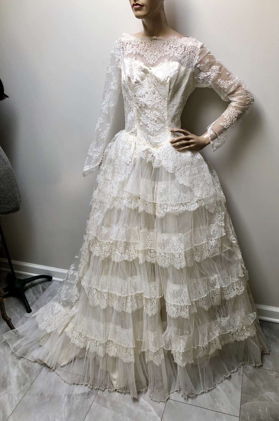 Vintage 1950s Princess Bride Wedding Gowns Ivory Illusion Chantilly Lace Dresses