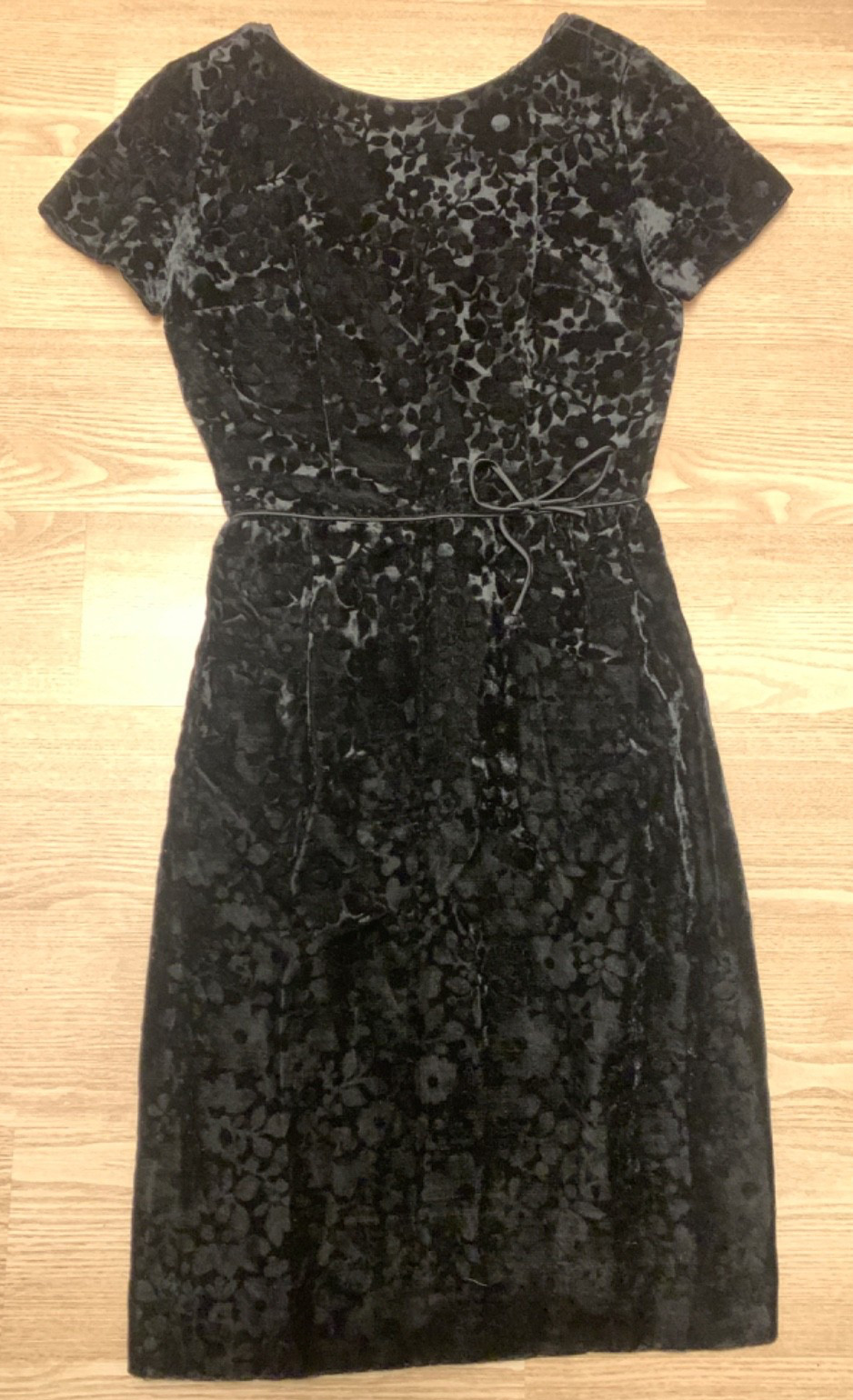 Vintage 1960&rsquo;s L’Aiglon Black Velvet Floral Cocktail Dress w/ Bow – Size S / 4-6