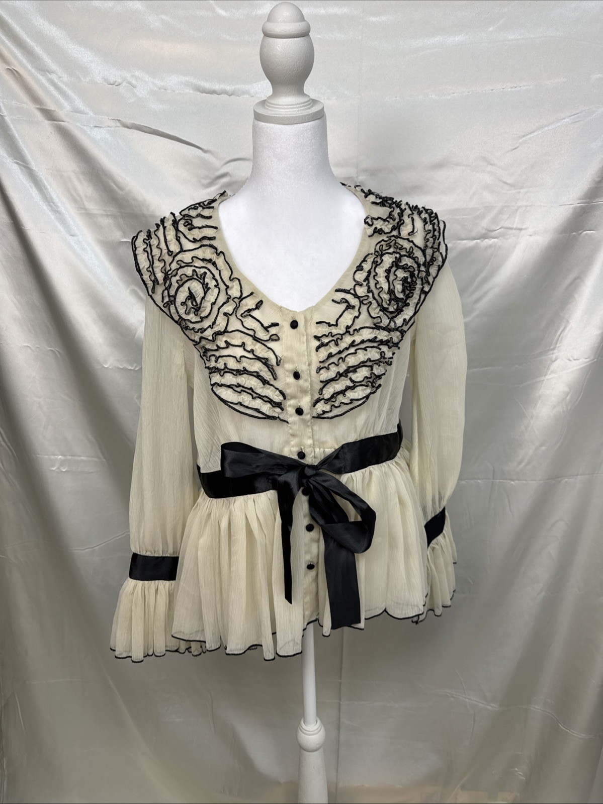 Vintage Newport News Cream Blouse Floral Embroidery Satin Sash Women’s Size 4