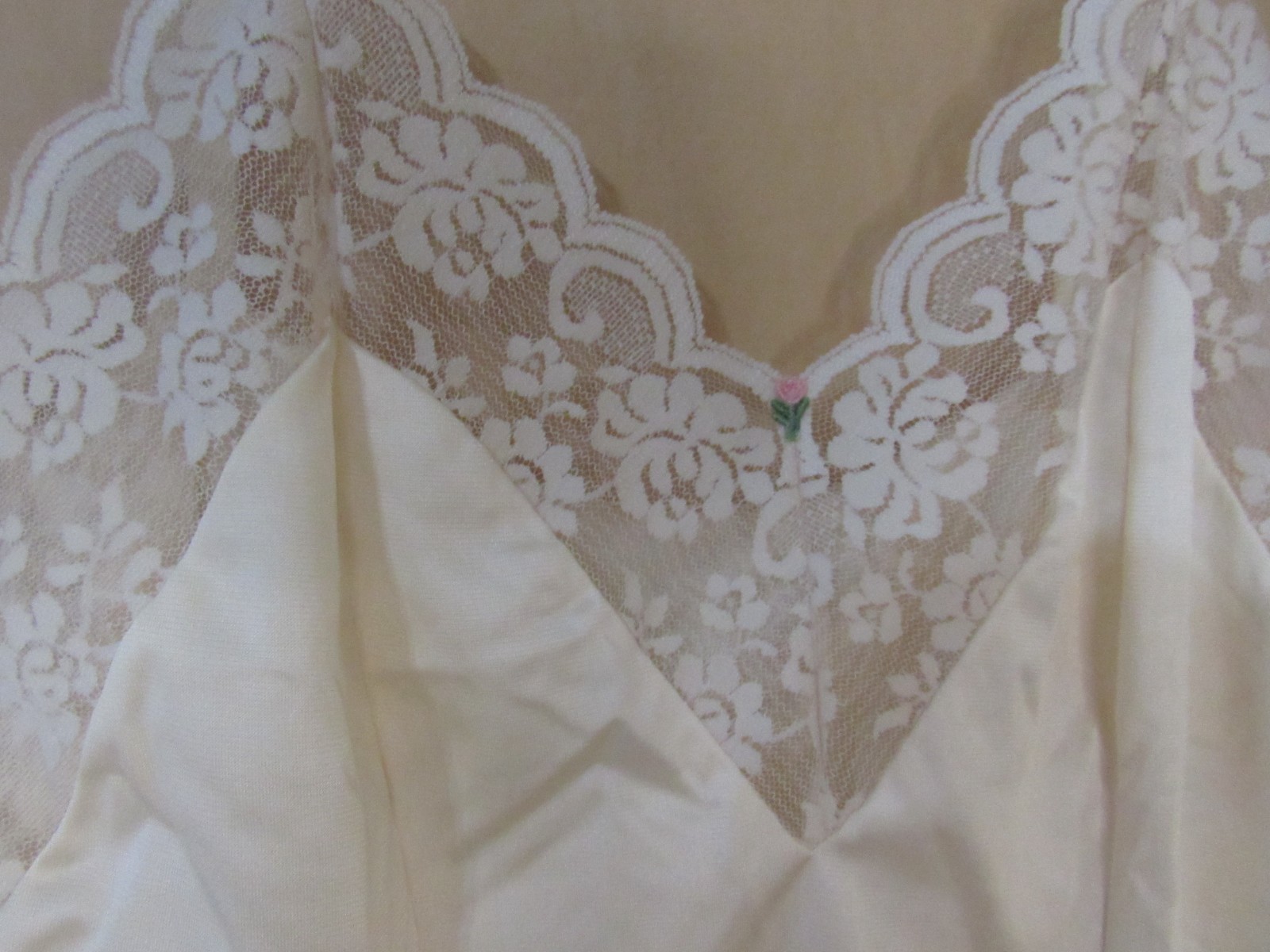 VTG Maidenform Cream Chantilly Camisole Size 36