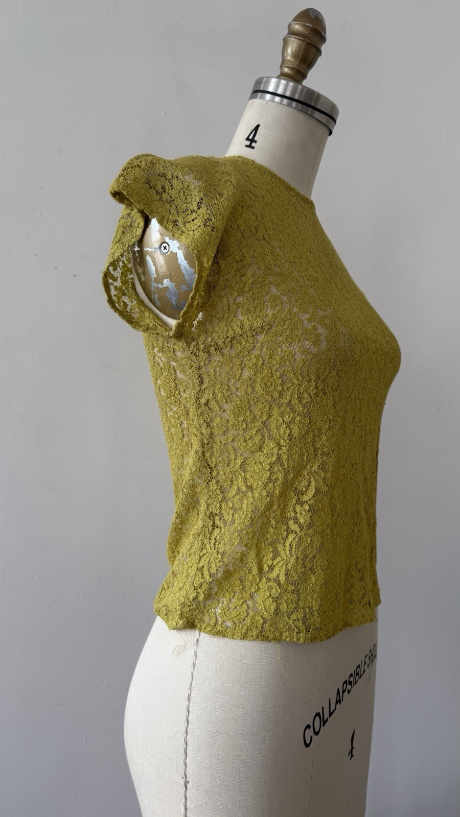 50s Chartreuse Sheer Floral Lace Flutter Cap Sleeve Top Keyhole Bateau Neck XS/S