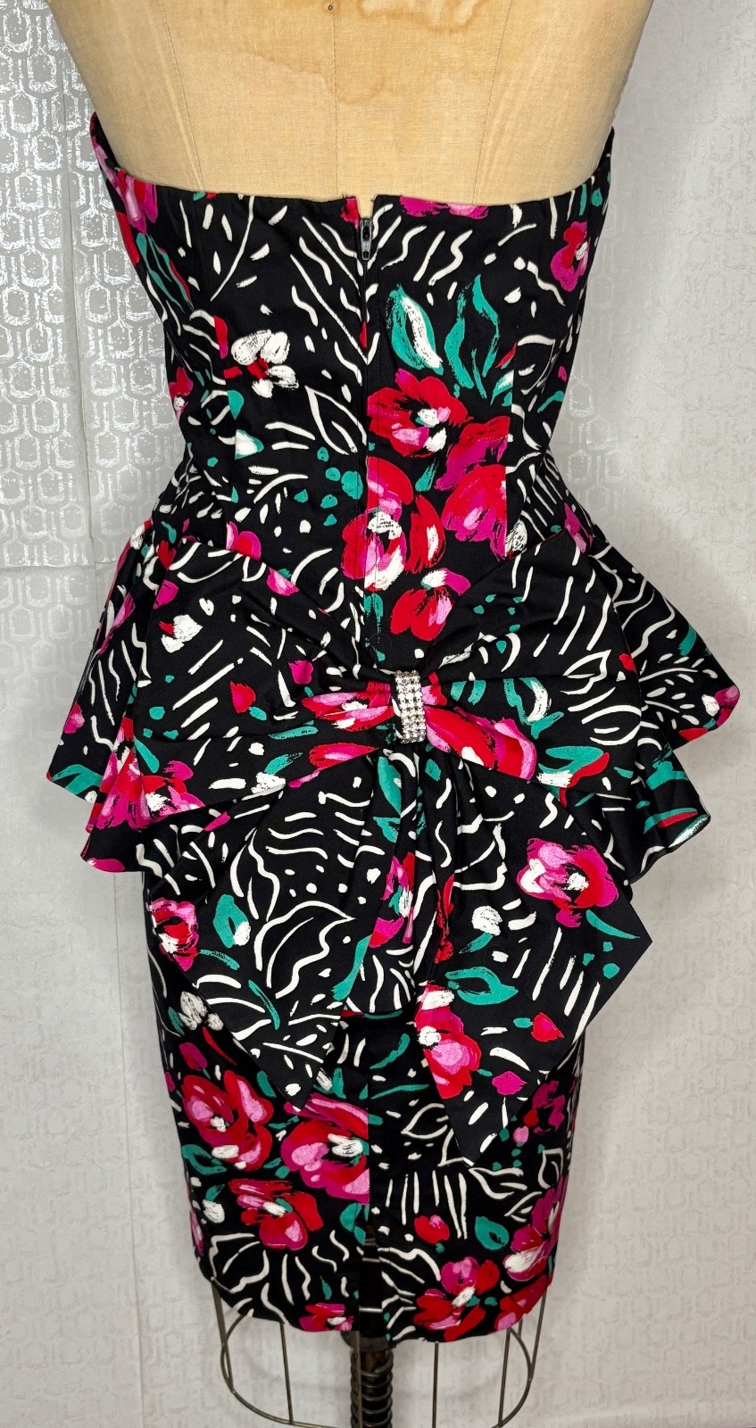 VTG 90&rsquo;S R&K BLACK&PINK GRAPHIC FLORAL STRAPLESS PEPLUM BACK BOW PARTY DRESS*M