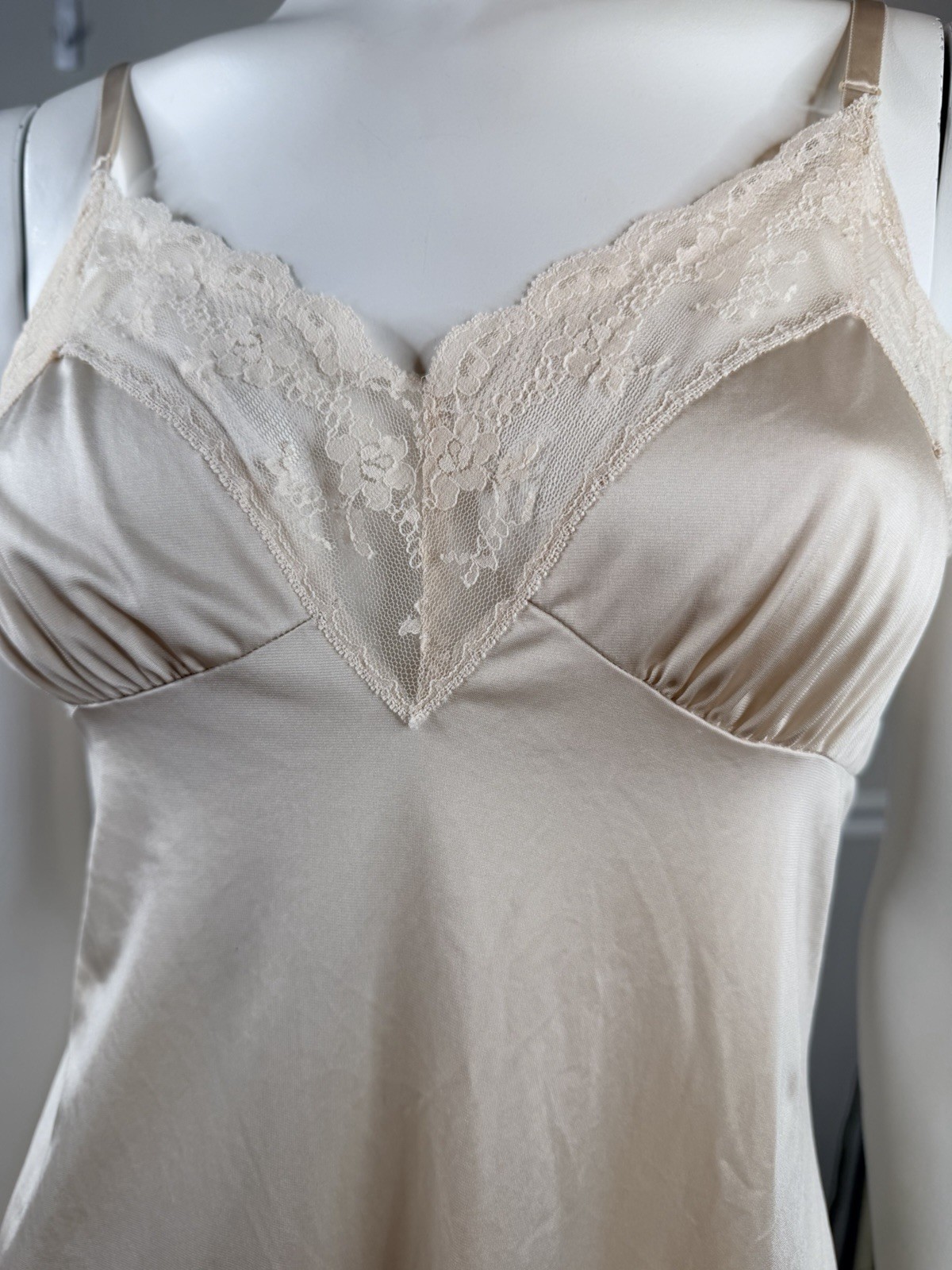 Vintage Dixie Belle sexy lace ivory Size 36 full dress Slip Nylon
