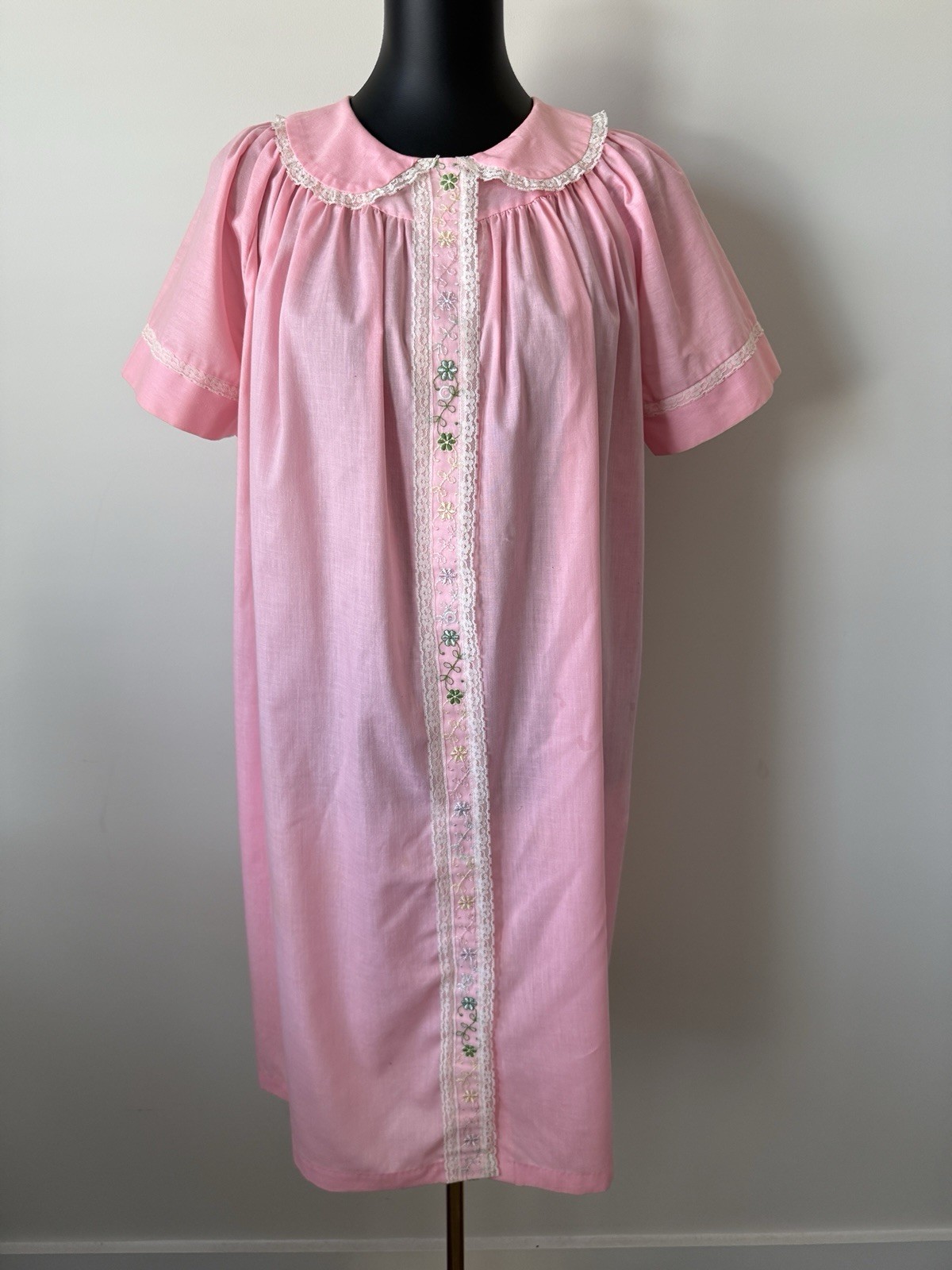 Vintage 60s Gilead Women&rsquo;s L Pink Housecoat Duster Robe Embroidery Lace Granny