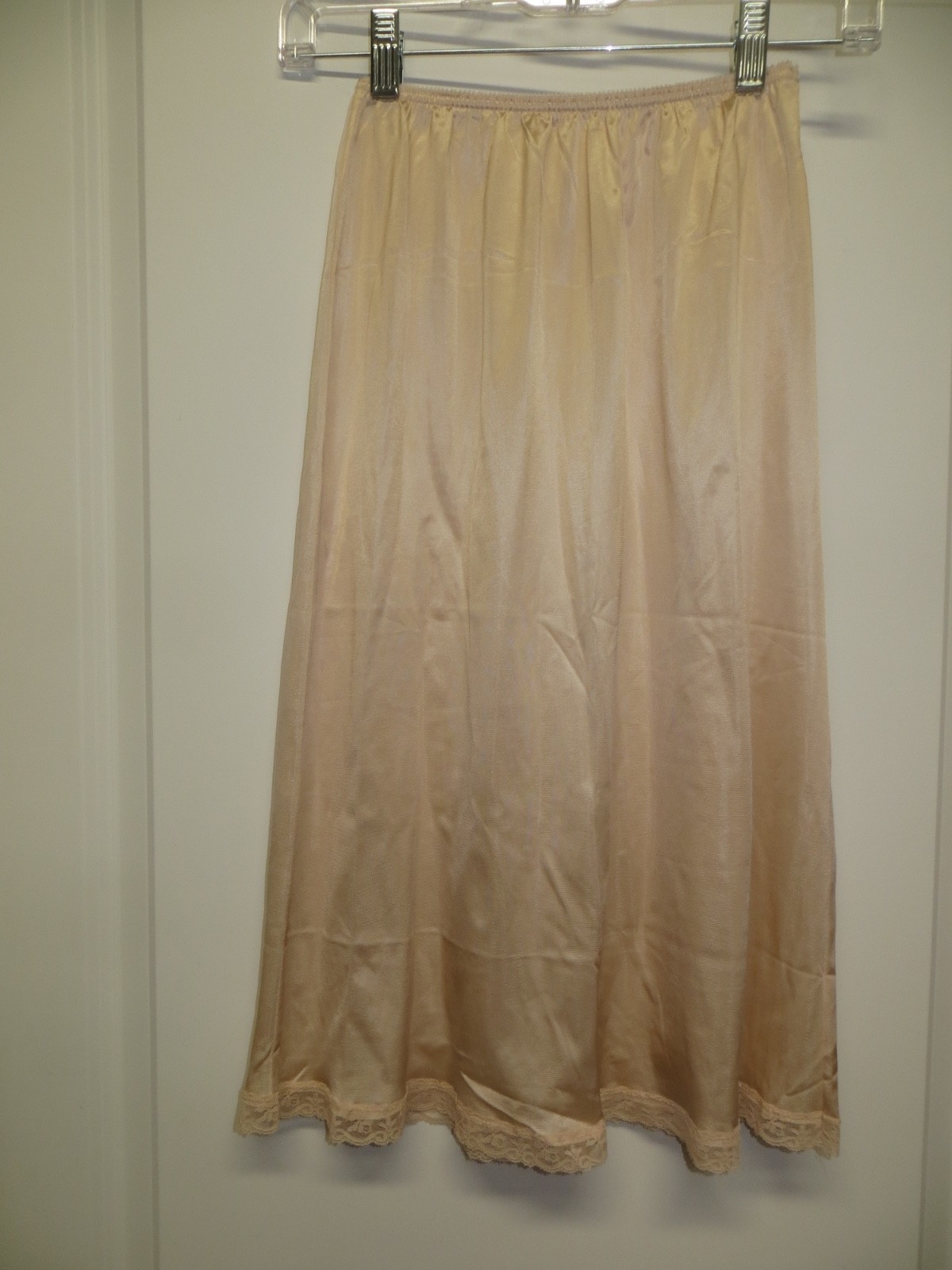 Vintage Warne&rsquo;sr Half Slip – Peachy Beige Color – Size Small – 25.5&Prime; Long – b