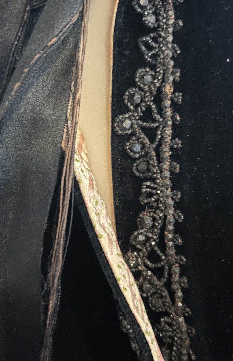 Vtg Victorian Gothic Steampunk Witchy Velvet Capelet Cape Beaded Ruffle Collar