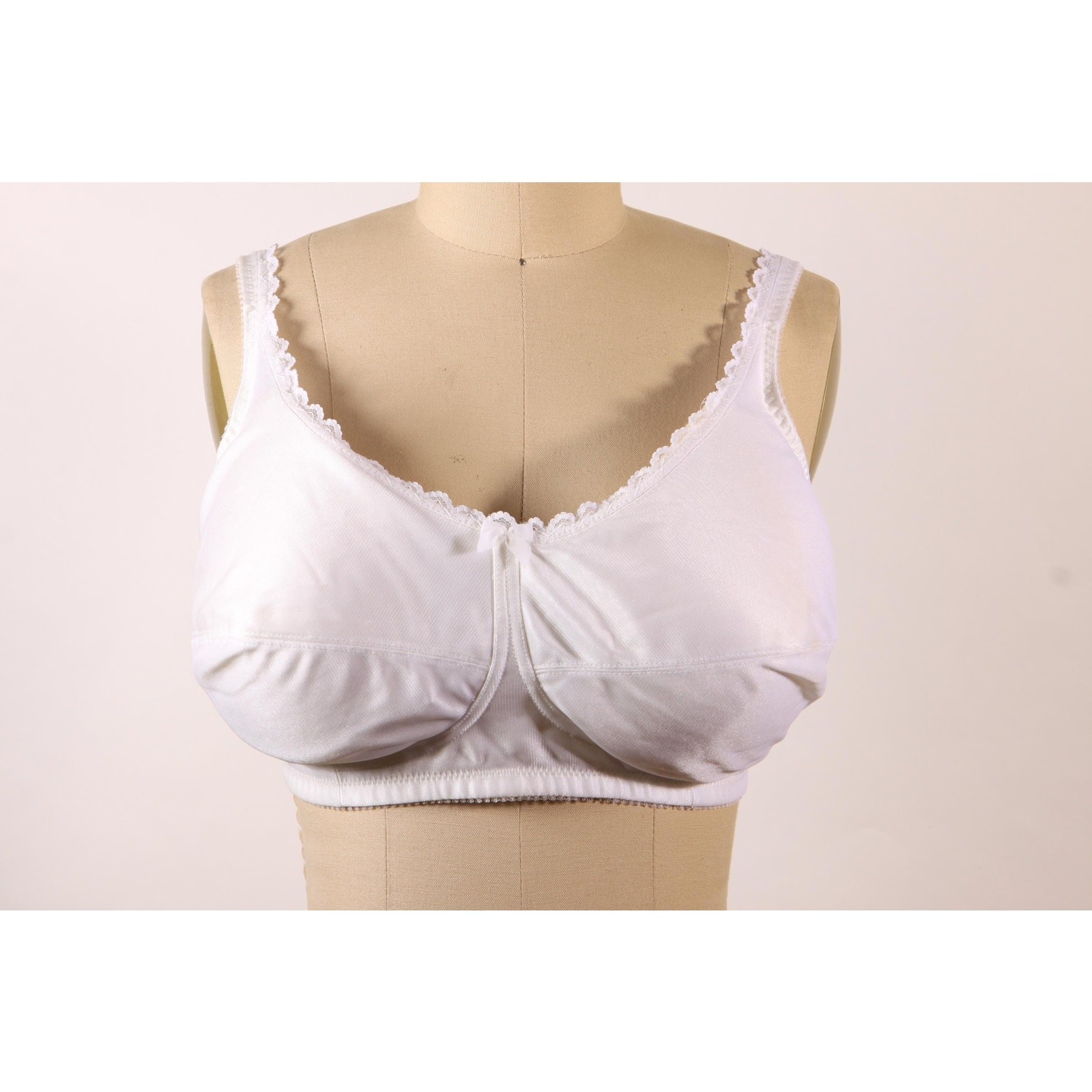1980s White Lace Trim Bow Detail Bra by Classique-40DD