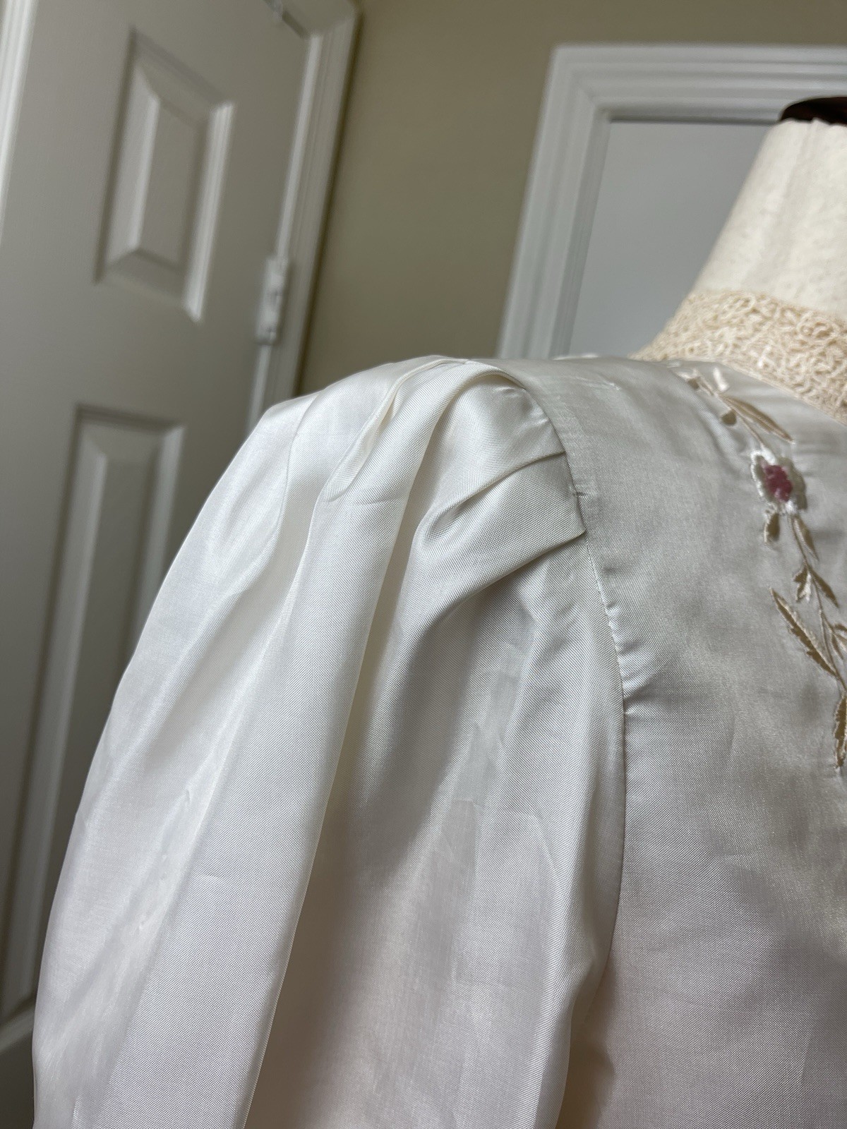 Nilani Victorian Embroidered Blouse Size 12 Light Beige Pink Lace Collar Women’s