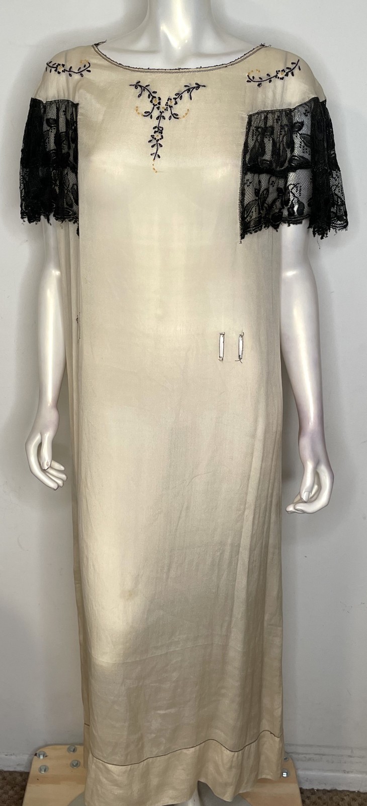 Antique 1900s Ivory Black Silk Dress S M Art Deco Flutter Lace Sleeves Embroider