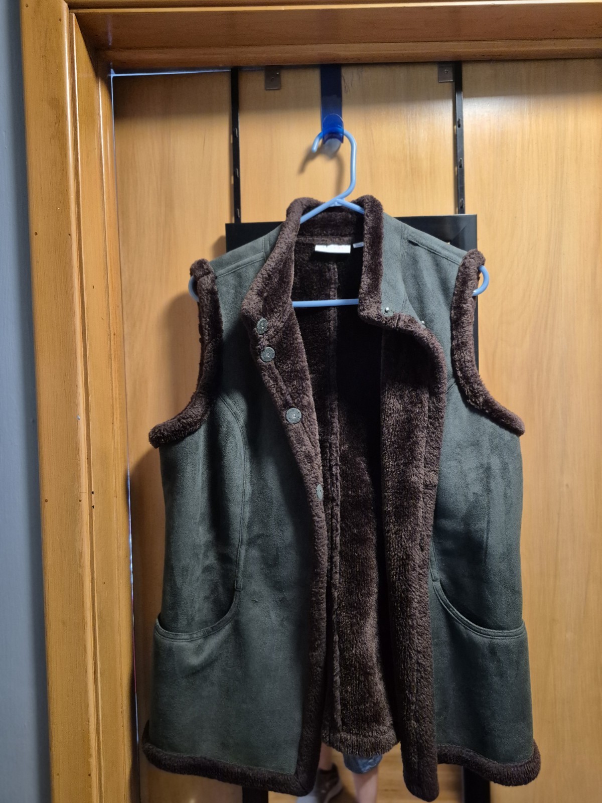 Denim&Co Women&rsquo;s Green Faux Suede/Fur Vest Size M