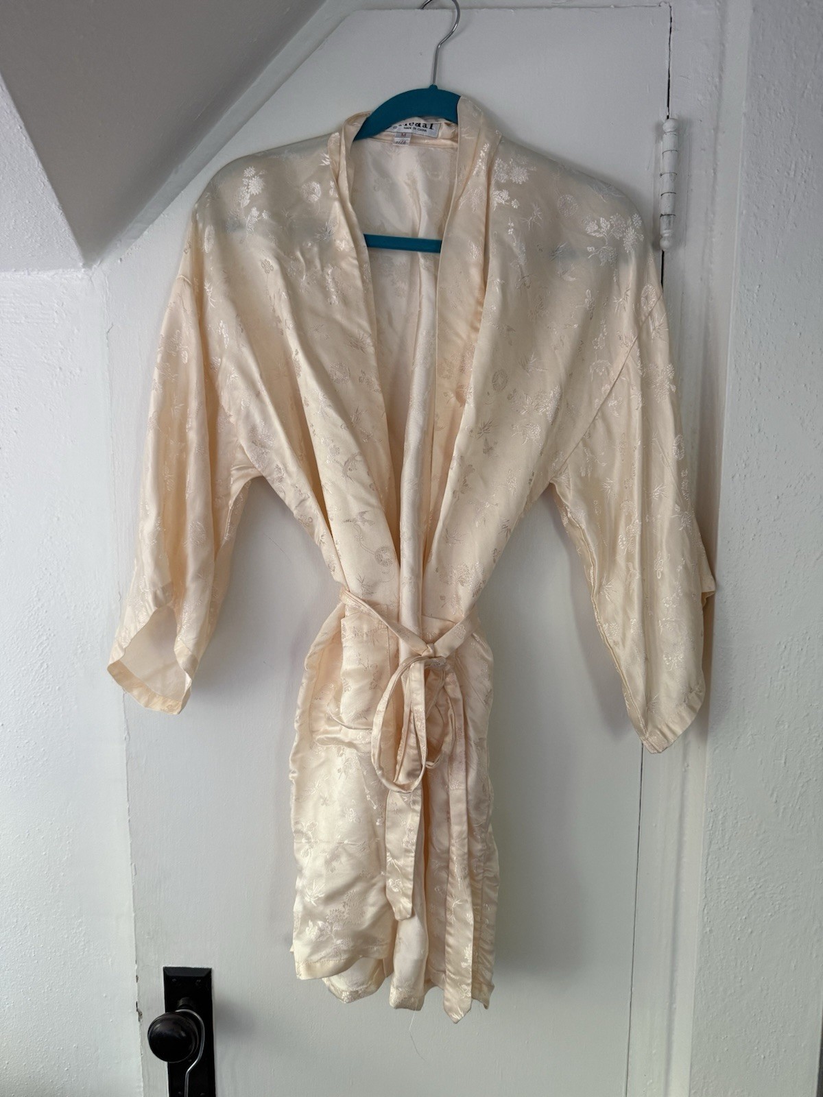 Vintage Medal Pale Peach Silk Short Belted Kimono Sleeve Robe Medium