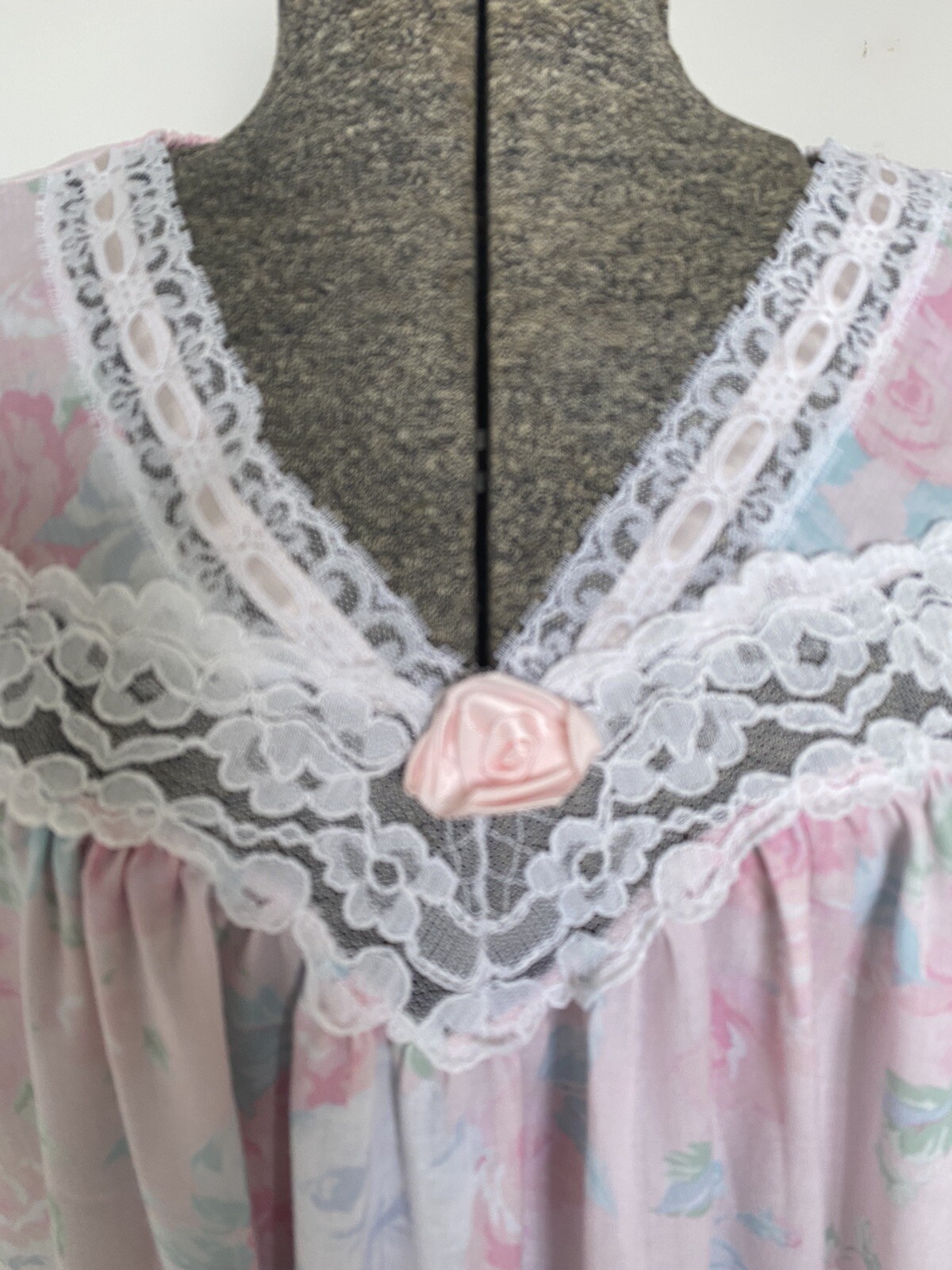 Vintage Miss Elaine Women&rsquo;s Floral Nightgown with Flutter Sleeves SZ M